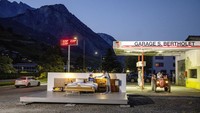 Saillon Mayor Charles-Henri Thurre dilayani oleh pelayan di tempat tidur di suite anti-idilis Null-Stern-Hotel (Zero-Star-Hotel), yang menawarkan para tamu pilihan kamar tidur di ruang terbuka, Selasa (14/6/2022) .