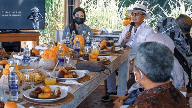 Wakil Menteri Pariwisata dan Ekonomi Kreatif/Wakil Kepala Badan Pariwisata dan Ekonomi Kreatif Angela Tanoesoedibjo meninjau langsung kesiapan lokasi atau venue spouse program saat Konferensi Tingkat Tinggi (KTT) G20 yang diselenggarakan pada November 2022.