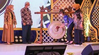 Ketua Umum Asosiasi Alih Daya Indonesia (Abadi) Mira Sonia (kedua kanan), memukul gong disaksikan Kepala Dinas Ketenagakerjaan dan Transmigrasi Daerah Istimewa Yogyakarta, Aria Nugrahadi (kedua kiri), Ketua Dewan Pengawas Abadi, Inda Deryanne Hasman (kiri), Anggota Dewan Pengawas BPJS Kesehatan Iftida Yasar (kanan) saat acara simposium dan Musyawarah Nasional (Munas) Abadi 2022 di Hotel Royal Ambarukmo, Yogyakarta, Kamis (23/6).