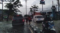 Sejumlah kendaraan menerobos banjir di Jalan Dr Mansyur Medan, Kamis (23/6). (foto: istimewa)