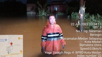 Kondisi banjir di Kecamatan Medan Selayang, Rabu (22/6) malam. (foto: dok. BPBD Medan)