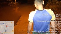 Petugas BPBD Medan saat memantau banjir di Kecamatan Medan Selayang, Rabu (22/6) malam. (foto: dok. BPBD Medan)
