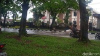 Banjir di Jalan Ngumban Surbaki, Kecamatan Medan Selayang, Kota Medan Kamis (23/6/2022). (Andika Syahputra Tj/detikSumut)