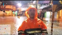Petugas BPBD Medan saat melaporkan kondisi banjir di Jalan Mangkubumi, Kecamatan Medan Maimun, Rabu (22/6) malam. (foto: dok. BPBD Medan)