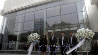 (Kiri-kanan) Director of Communications BMW Group Indonesia, Jodie O’tania; President Director BMW Group Indonesia, Ramesh Divyanathan; Board of Directors PT Artha Motor Lestari, Leonel Gozali; President Director PT Artha Motor Lestari, Hoegeng Sjafrudin, melakukan gunting pita saat meresmikan dealer BMW Premium Selection Pertama: Luminary Used Car di Jl. MT Haryono No. Kav. 30, Jakarta Selatan, Kamis (23/6/2022). 