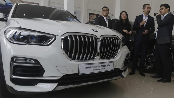 Director of Communications BMW Group Indonesia, Jodie O’tania; President Director BMW Group Indonesia, Ramesh Divyanathan; Board of Directors PT Artha Motor Lestari, Leonel Gozali; President Director PT Artha Motor Lestari, Hoegeng Sjafrudin, melakukan gunting pita saat meresmikan dealer BMW Premium Selection Pertama: Luminary Used Car di berlokasiJl. MT Haryono No. Kav. 30, Jakarta Selatan, Kamis (23/6/2022).
