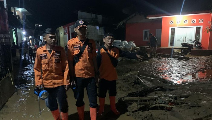 BPBD Bogor mmebantu evakuasi warga yang terkena banjir di Kabupaten Bogor (Foto: dok. Istimewa)