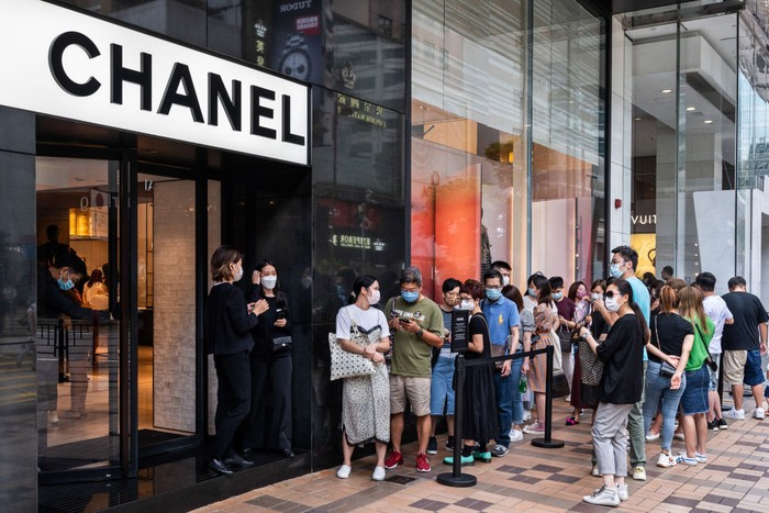 Butik Chanel di Asia TOKYO, JAPAN - NOVEMBER 08: People queue in front of CHANEL shop on November 08, 2020 in Tokyo, Japan. Japans July-September GDP growth rate has been estimated at 18.4 percent as the country continues to rebound from the Covid-19 coronavirus pandemic that saw its economy contract by 28 percent between April and June. (Photo by Yuichi Yamazaki/Getty Images)