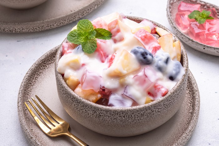 Cara membuat salad buah yang enak dan praktis
