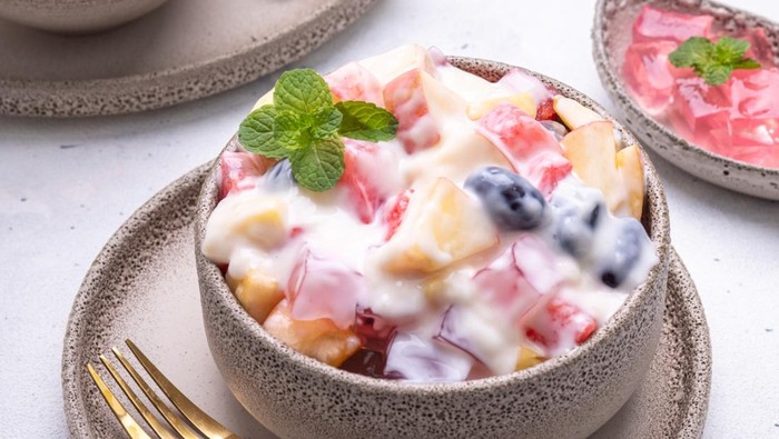 Resep Salad Buah Creamy dengan Saus Mayo Topping Keju yang Nikmat