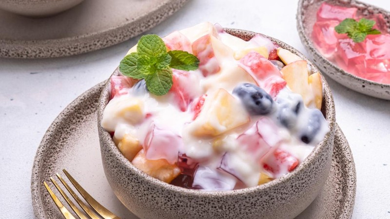 Resep Salad Buah Creamy dengan Saus Mayo Topping Keju yang Nikmat