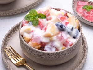 Resep Salad Buah Creamy dengan Saus Mayo Topping Keju yang Nikmat