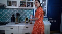 Dapur Luna Maya tersebut dibuat dengan nuansa serba putih. Mulai dari dinding, meja, rak dan peralatan masaknya. Foto: YouTube