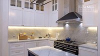 Setelah direnovasi, beginilah penampilan dapur Luna Maya. Dengan nuansa serba putih sehingga terlihat lebih mewah dan tampak elegan. Foto: YouTube