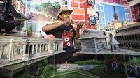 Kerajin daur ulang koran bekas berupa miniatur bangunan dan alat transportasi tersebut dijual dengan harga Rp150 ribu hingga Rp7 juta per buah tergantung ukuran dan tingkat kesulitan.