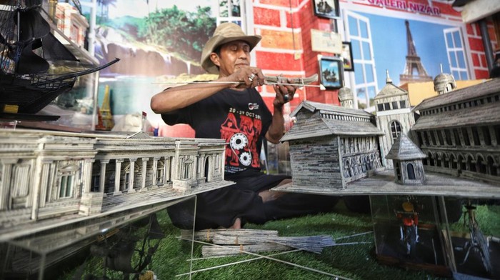 Dari Koran Bekas, Perajin di Gresik Ini Raup Cuan Jutaan Rupiah Perajin di Gresik, Jawa Timur, olah koran bekas jadi kerajinan bernilai ekonomi tinggi. Kerajinan itu dijual mulai Rp 150 ribu hingga Rp 7 juta lho. Ini fotonya