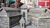 Kerajinan miniatur bangunan dan alat transportasi berbahan koran bekas ini dipasarkan melalui pameran kerajinan di wilayah Pulau Jawa.