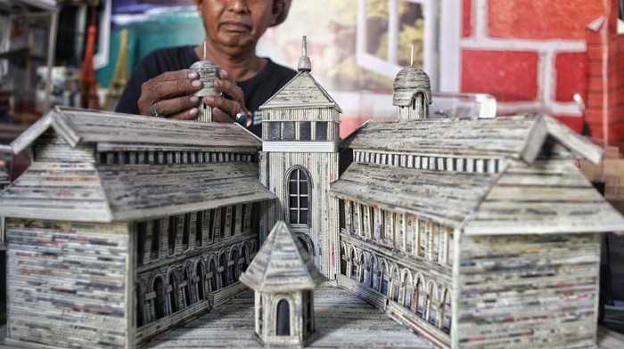 Perajin di Gresik, Jawa Timur, olah koran bekas jadi kerajinan bernilai ekonomi tinggi. Kerajinan itu dijual mulai Rp 150 ribu hingga Rp 7 juta lho. Ini fotonya