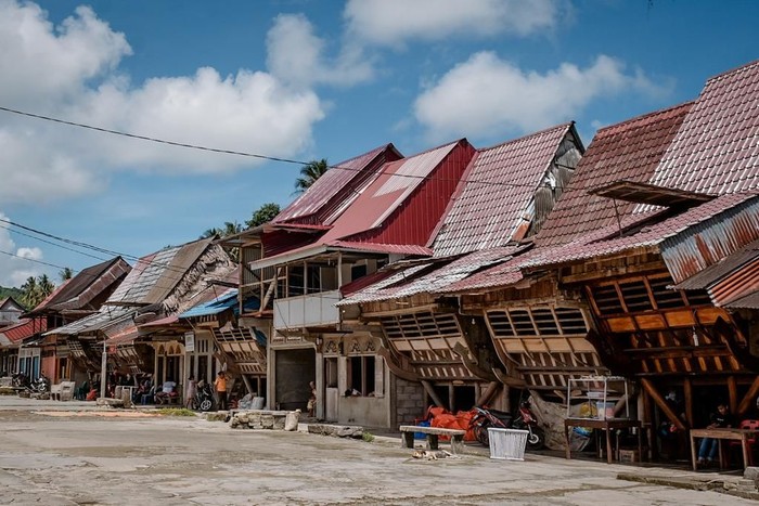 Desa Wisata Hilisimaetanö di Nias Selatan