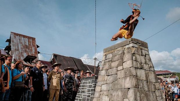 Desa Wisata Hilisimaetanö di Nias Selatan