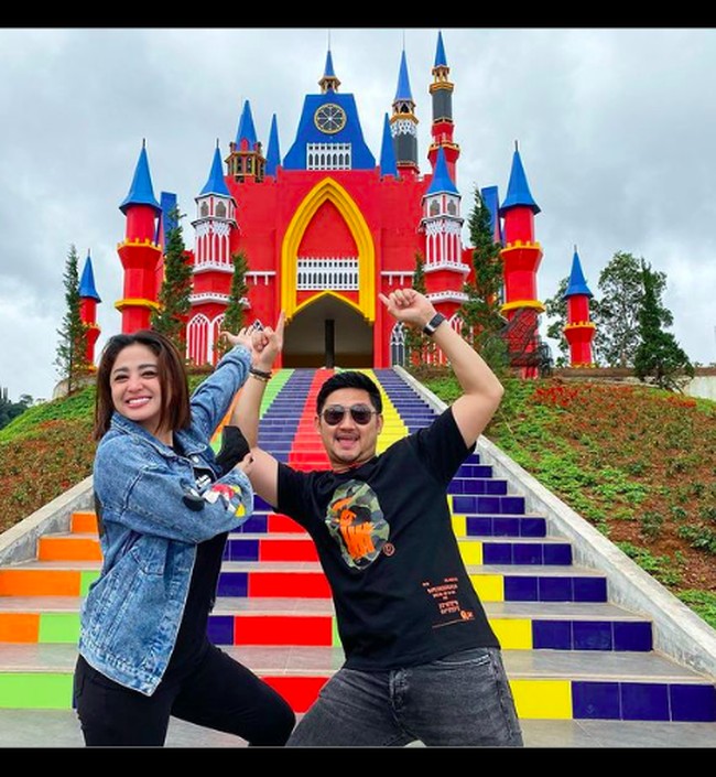 “Perceraian itu halal, tapi dibenci oleh Allah. Makanya selama ini aku sudah sabar, lima tahun bahtera rumah tangga, aku sudah memberikan yang terbaik tapi kalau kenyataannya apa yang aku beri, aku digugat atau maksudnya dia tidak menerima apa yang aku beri, ya mau bagaimana lagi,” lanjut Dewi. Foto: dok. Instagram/@anggawijaya88