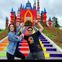 “Perceraian itu halal, tapi dibenci oleh Allah. Makanya selama ini aku sudah sabar, lima tahun bahtera rumah tangga, aku sudah memberikan yang terbaik tapi kalau kenyataannya apa yang aku beri, aku digugat atau maksudnya dia tidak menerima apa yang aku beri, ya mau bagaimana lagi,” lanjut Dewi. Foto: dok. Instagram/@anggawijaya88