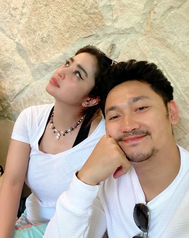 Ketika ditanya apakah benar Angga Wijaya menggugat Dewi, sang pedangdut menjawab: “Iya benar. Tapi enggak apa-apa aku sudah memberikan yang terbaik sebagai seorang istri, sudah menjalankan sesuai dengan syariah agama aku, jadi kalau misalkan saya digugat, saya kembalikan lagi sama yang di atas,” ungkap Dewi. Foto: dok. Instagram/@anggawijaya88