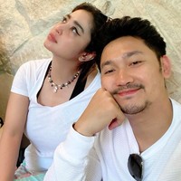 Ketika ditanya apakah benar Angga Wijaya menggugat Dewi, sang pedangdut menjawab: “Iya benar. Tapi enggak apa-apa aku sudah memberikan yang terbaik sebagai seorang istri, sudah menjalankan sesuai dengan syariah agama aku, jadi kalau misalkan saya digugat, saya kembalikan lagi sama yang di atas,” ungkap Dewi. Foto: dok. Instagram/@anggawijaya88