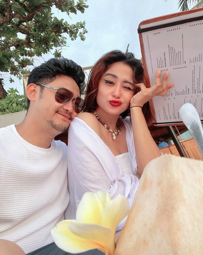 Inilah potret kenangan manis Dewi Perssik dan Angga Wijaya saat berlibur di Bali.Foto: dok. Instagram/@anggawijaya88