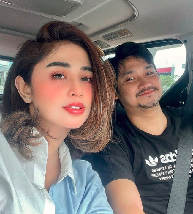 Angga kemudian beralih menjadi manager Dewi Perssik hingga keduanya semakin dekat dan memutuskan untuk menikah. Dewi dan Angga menikah di Jember pada 2017 silam. Foto: dok. Instagram/@anggawijaya88