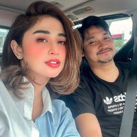 Angga kemudian beralih menjadi manager Dewi Perssik hingga keduanya semakin dekat dan memutuskan untuk menikah. Dewi dan Angga menikah di Jember pada 2017 silam. Foto: dok. Instagram/@anggawijaya88