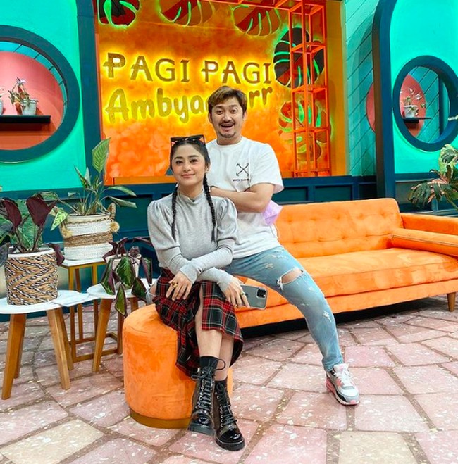 Melihat ketampanan Angga, Dewi kemudian menawarkan pria 35 tahun itu untuk terjun ke dunia entertainment. Angga kemudian berhasil mendapatkan peran di FTV berjudul Menantu Foto: dok. Instagram/@anggawijaya88