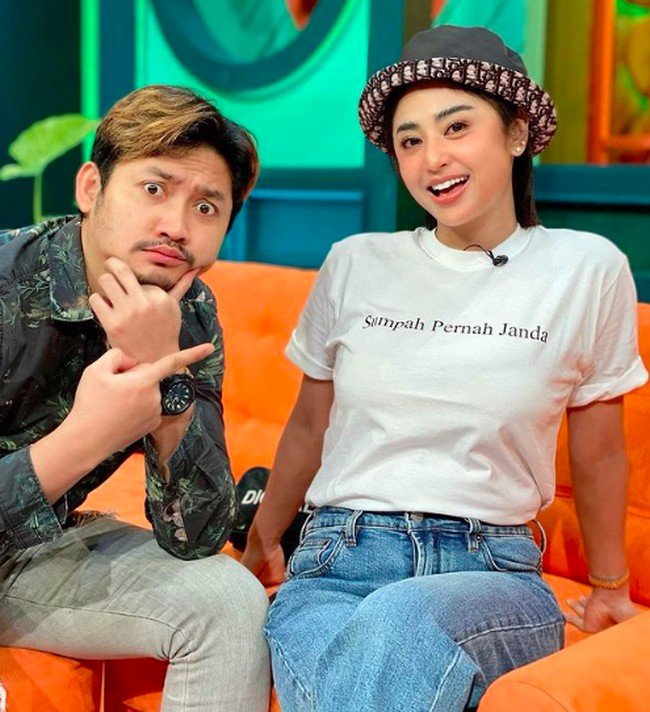 Seperti dikutip dari detikHot, pedangdut 36 tahun itu berkenalan dengan Annga Wijaya di salah satu bank. Angga saat itu bekerja sebagai pegawai bank, sementara Dewi adalah nasabah di tempat angga bekerja. Foto: dok. Instagram/@anggawijaya88