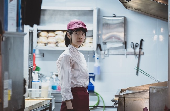 Yu Mi (pemain Suzy) mencoba berbagai pekerjaan paruh waktu untuk menafkahi dirinya, termasuk pegawai restoran fast food. Foto: dok. Coupang Play