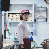 Yu Mi (pemain Suzy) mencoba berbagai pekerjaan paruh waktu untuk menafkahi dirinya, termasuk pegawai restoran fast food. Foto: dok. Coupang Play