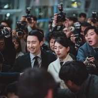 Namun karakter yang diperankan Suzy mulai kehilangan jati dirinya setelah hidup dalam kebohongan. Yu Mi juga tak bisa hidup tenang karena Hyun Joo tak tinggal diam melihat Yu Mi memanfaatkannya. Foto: dok. Coupang Play