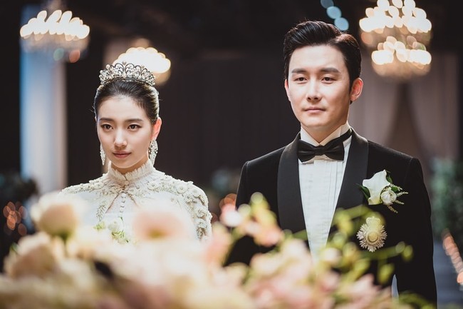 Dia pun menikah dengan Ji Hun (pemain Kim Jun Han), pria ambisius yang berorientasi pada masa depan. Sang CEO menikahi Yu Mi meskipun tak mencintainya, sebab terlihat kaya raya sebagai Anna. Foto: dok. Coupang Play