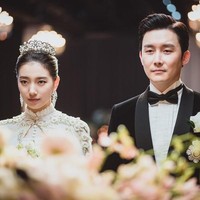 Dia pun menikah dengan Ji Hun (pemain Kim Jun Han), pria ambisius yang berorientasi pada masa depan. Sang CEO menikahi Yu Mi meskipun tak mencintainya, sebab terlihat kaya raya sebagai Anna. Foto: dok. Coupang Play