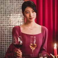 Yu Mi memakai barang-barang mewah milik atasannya dan membangun citranya sebagai Anna yang elegan dan kaya raya. Foto: dok. Coupang Play