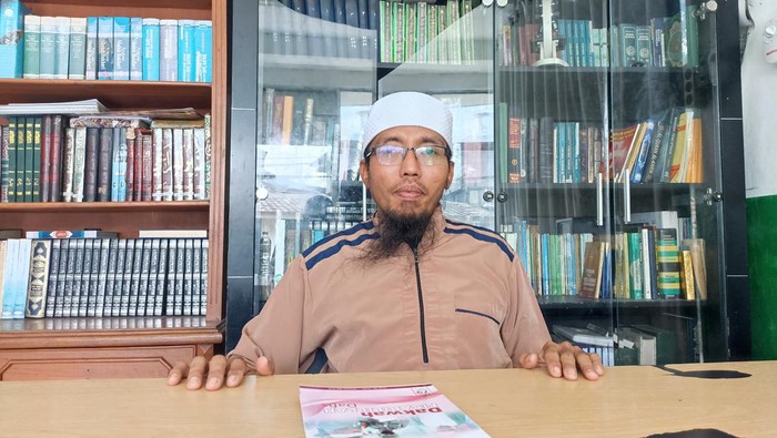 Eks pengurus Khilafatul Muslimin Bekasi, Abu Salma memohon rekening yayasan yang dibekukan agar dibuka kembali.