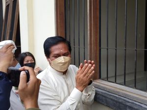Datangi Pengadilan Tipikor Denpasar, Sudikerta Doakan Eka Wiryastuti
