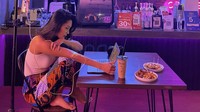 Kadang rasa capek harus kalah sama rasa semangat, tulis Erika di keterangan foto. Ia terlihat sedang bekerja sambil diinfus!