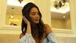Erika Carlina Ketika Asyik Makan Bakso di Angkot hingga Belanja Buah