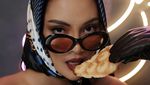 Erika Carlina Ketika Asyik Makan Bakso di Angkot hingga Belanja Buah