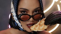 Masih dalam rangkaian promosi Kopi Domu, Erika juga berpose keren dengan makanan yang dijajakan. Ia mengembangkan bisnis kopinya ini dengan serius.