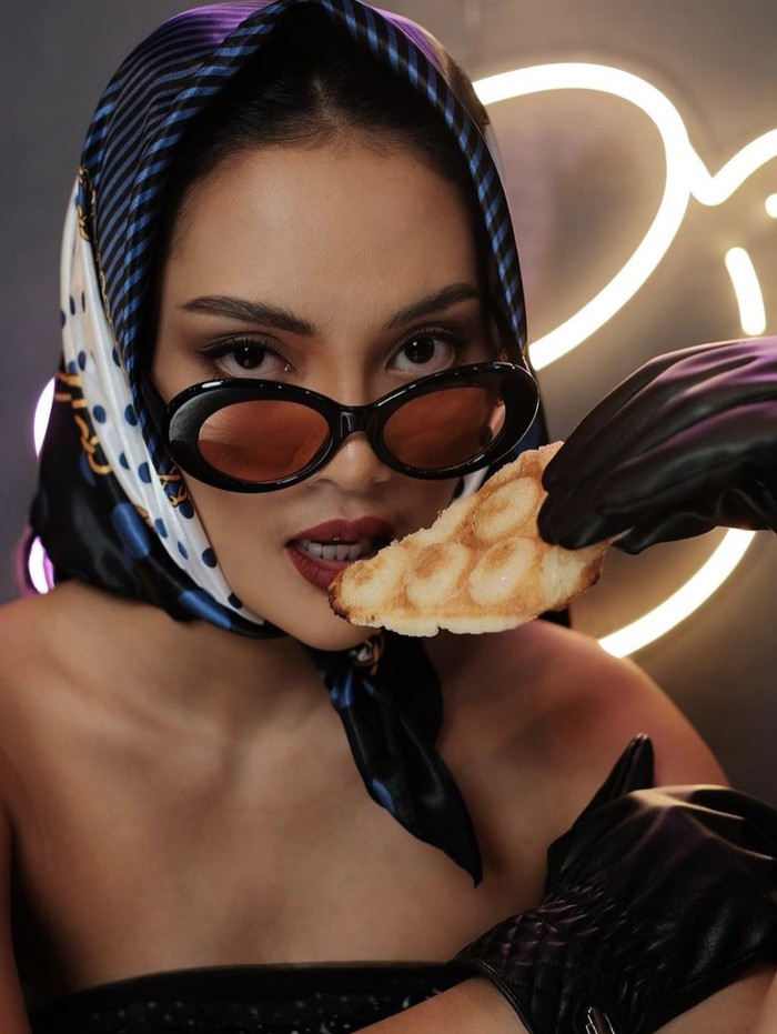 Erika Carlina Ketika Asyik Makan Bakso di Angkot hingga Belanja Buah Erika Carlina Ketika Asyik Makan Bakso di Angkot hingga Belanja Buah