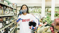 Belanja ke supermarket, Erika pamer outfit-nya yang keren. Ia juga mengaku bingung mau memilih beli buah-buahan atau minuman alkohol yang ada di sisi kanannya.