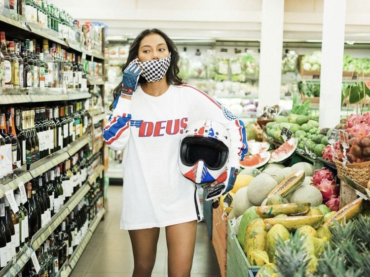 Erika Carlina Ketika Asyik Makan Bakso di Angkot hingga Belanja Buah