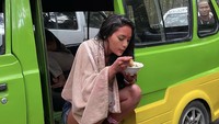 Nikmat mana lagi yang kau dustai, tulis Erika di keterangan foto. Ia tampak asyik dan santai saat makan bakso di angkot. 