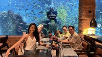 Wanita 28 tahun ini sering memamerkan momen kulineran. Salah satunya ketika makan bersama keluarganya di restoran berpemandangan bawah laut.